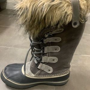Women’s U.S size 7 Sorel Joan of Arc boots worn only a few times.